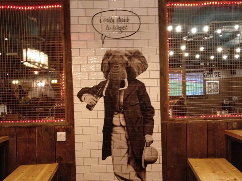 Garratt & Gauge, Wimbledon - tiling detail. (Pub, Bar). Published on 12-04-2018