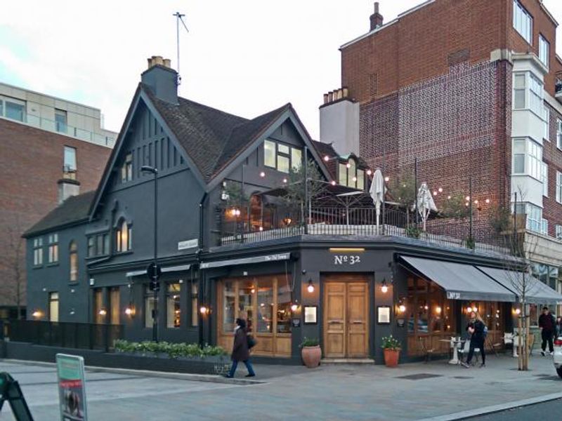 No 32 The Old Town, Clapham - 23-03-2015. (Pub, External). Published on 24-03-2015