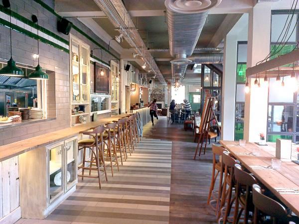 Castle Tooting - Interior 1. (Pub, Bar). Published on 26-04-2014