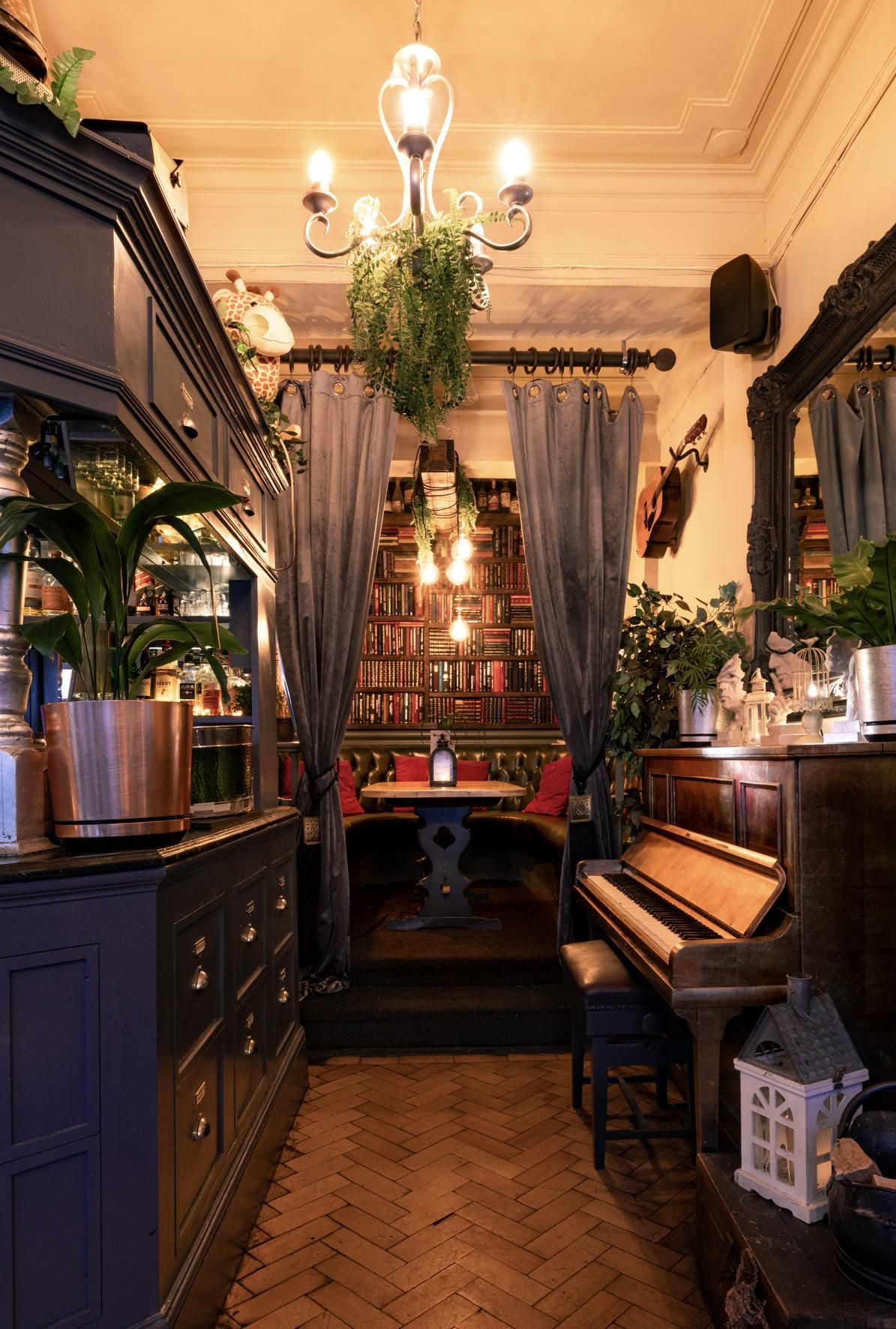 Cat's Back Wandsworth - Piano Bar - 2024-06. (Pub, Bar). Published on 09-07-2024