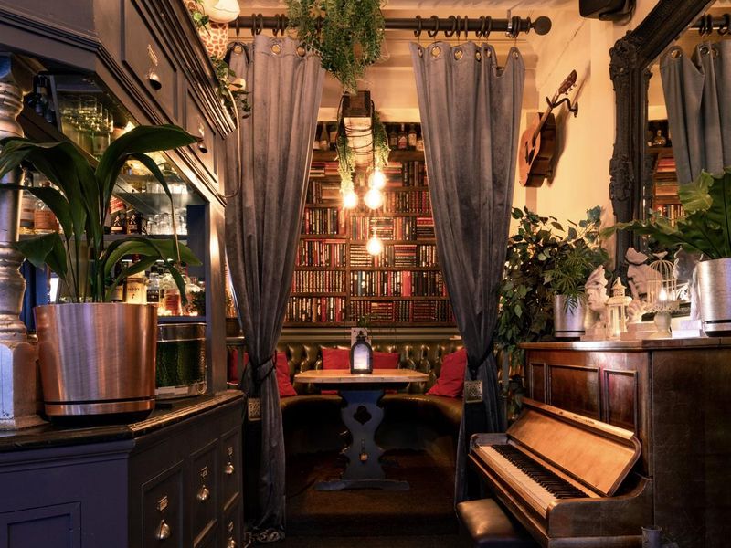 Cat's Back Wandsworth - Piano Bar - 2024-06. (Pub, Bar). Published on 09-07-2024 