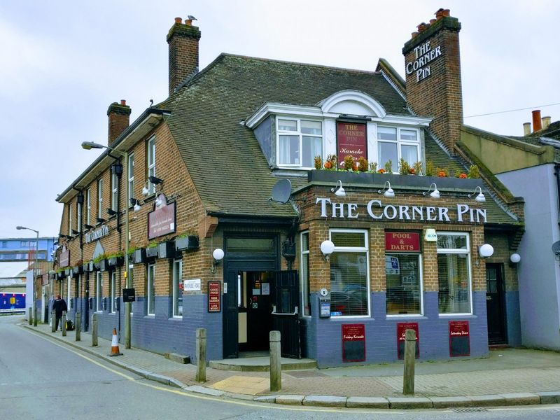 Corner Pin Summerstown. (Pub, External, Key). Published on 13-04-2018