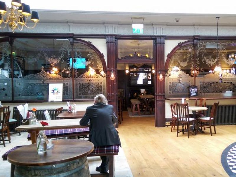Kings Head Tooting - looking at etched glass partition from main. (Pub, Bar). Published on 18-08-2015 