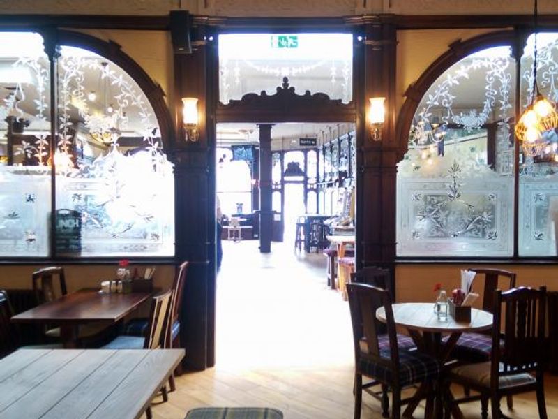 Kings Head Tooting - 2015-08-17 - view from back bar to main bar. (Pub, Bar). Published on 18-08-2015