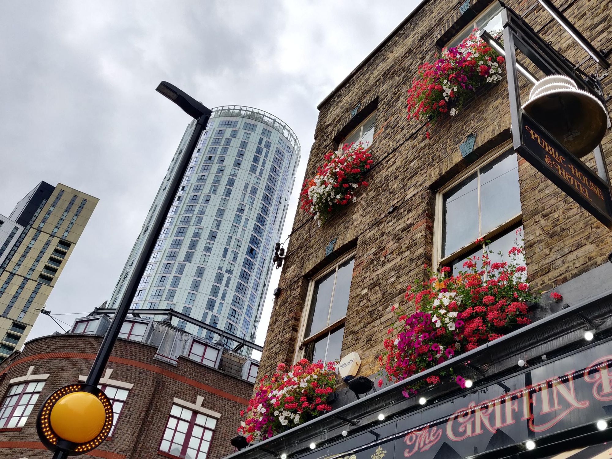 Griffin Belle -dwarfed by surrounding tower blocks.. (Pub, External, Sign). Published on 21-09-2022