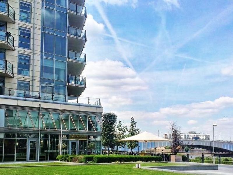 Waterfront, SW18 overlooking the Thames/Wandsworth Bridge. (Pub, External, Key). Published on 28-06-2014