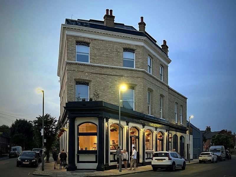 Queen's Arms, Battersea - in the evening. (Pub, External). Published on 26-08-2025 