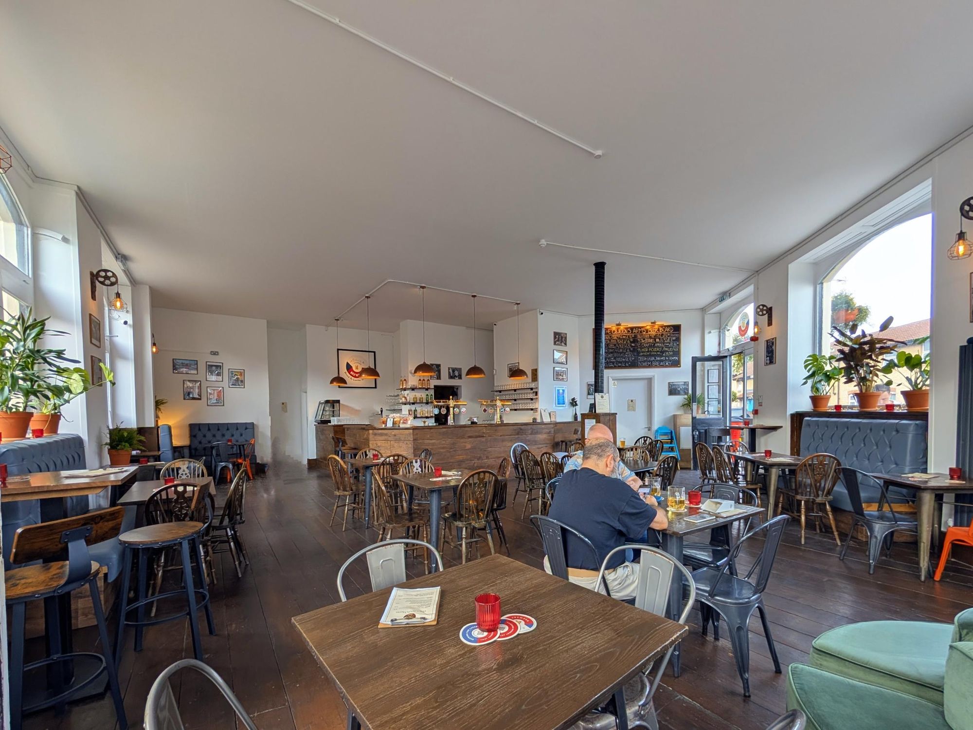 Queens Head SW8 - Main bar - 2025-08-26. (Pub, Bar, Customers). Published on 26-08-2025