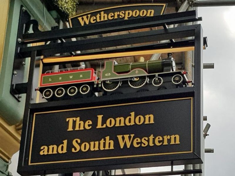 London & South Western. (Sign). Published on 15-08-2021