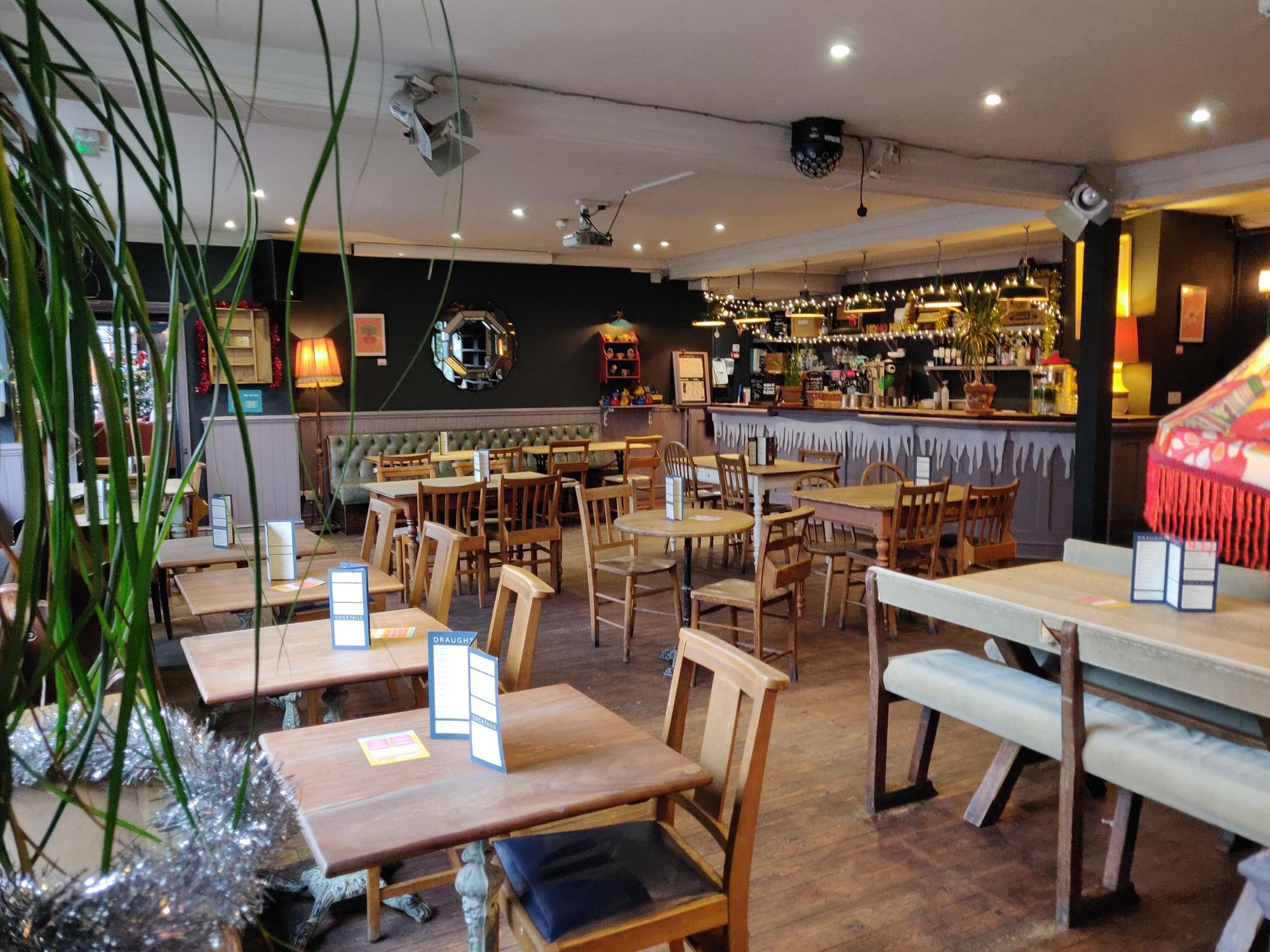 Railway SW1Y Tea Room Bar. (Pub, Bar). Published on 13-12-2021