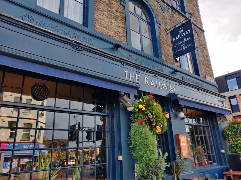 Railway SW16 - 2022-10-31 exterior withe pub sign. (Pub). Published on 31-10-2022 