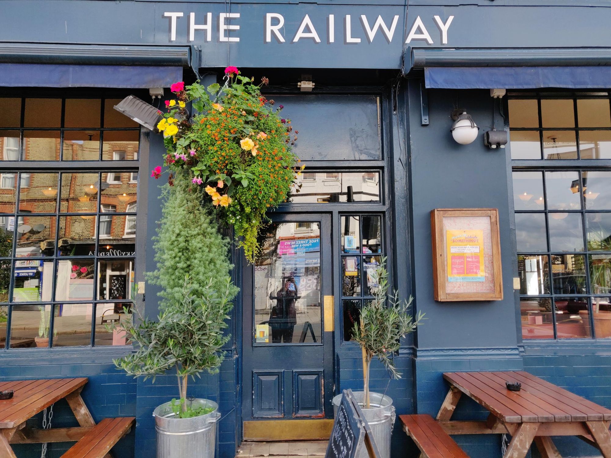 Railway SW16 - 2022-10-31 main entrance. (Pub, External). Published on 31-10-2022