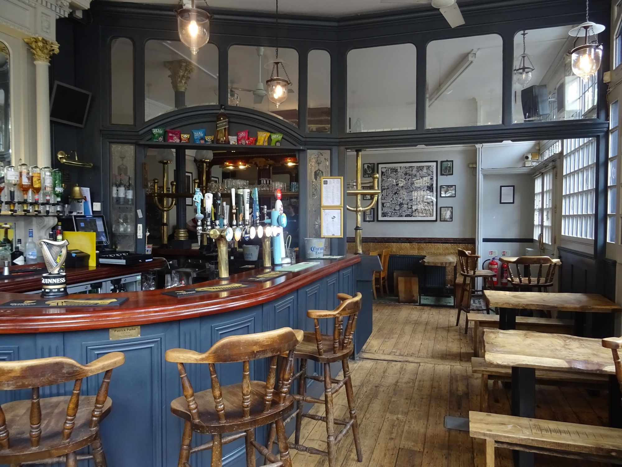 Effra Hall SW2 - bar 2022-04-02. (Pub, Bar). Published on 28-10-2025