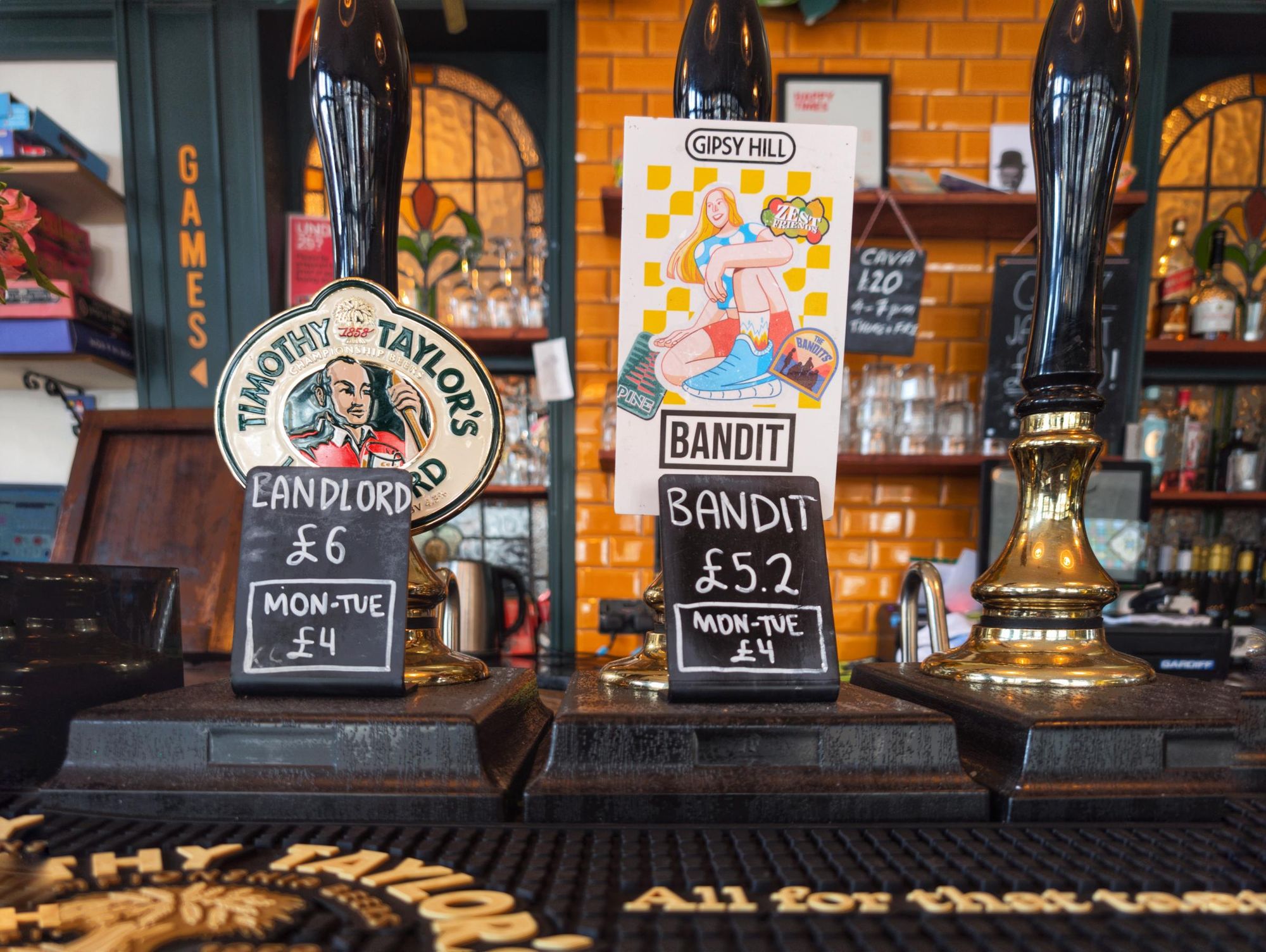 Main Bar handpumps. (Bar). Published on 03-02-2026