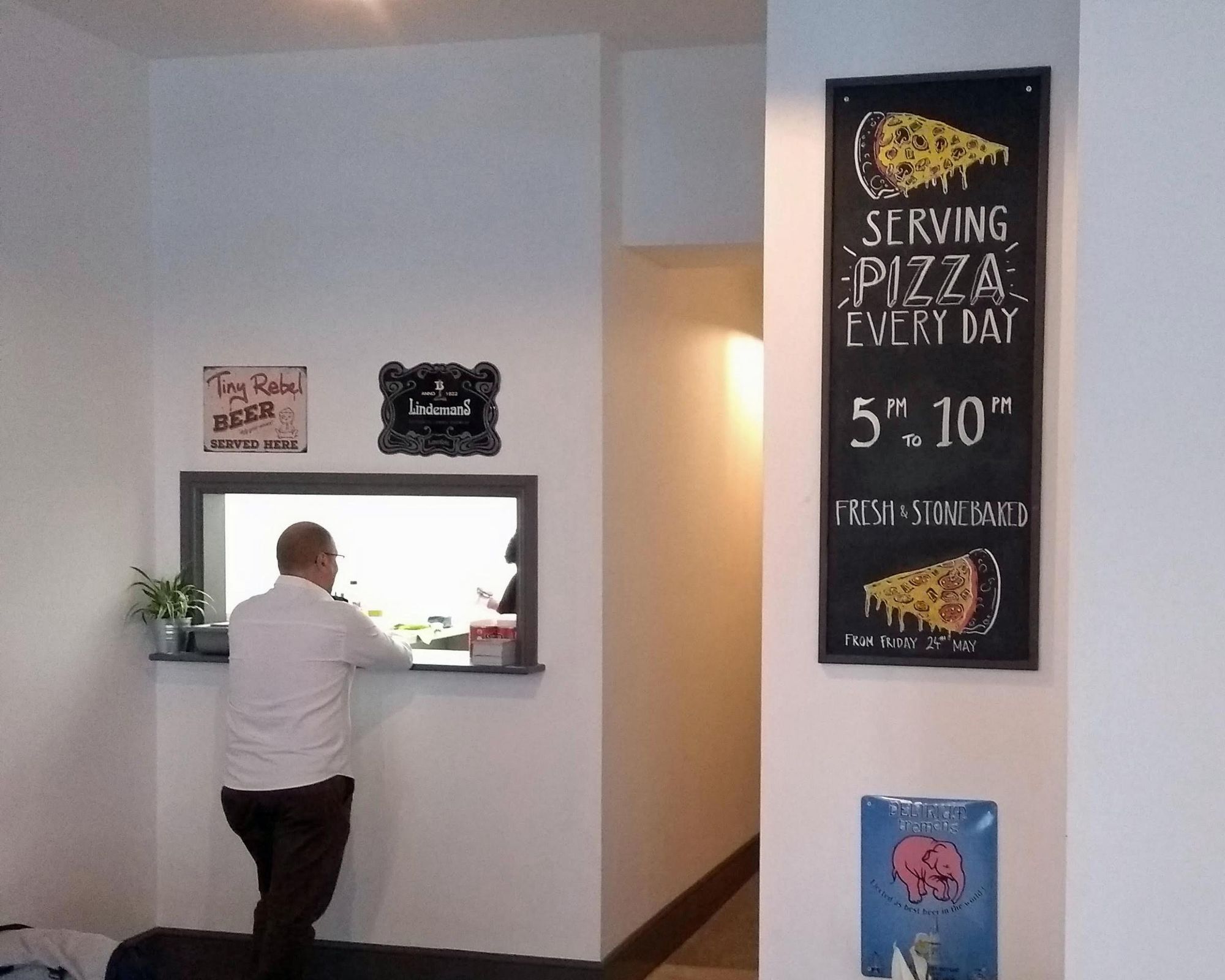 Grosvenor Arms SW9 - internal food hatch - 20190530. (Pub, Bar, Restaurant). Published on 05-06-2019