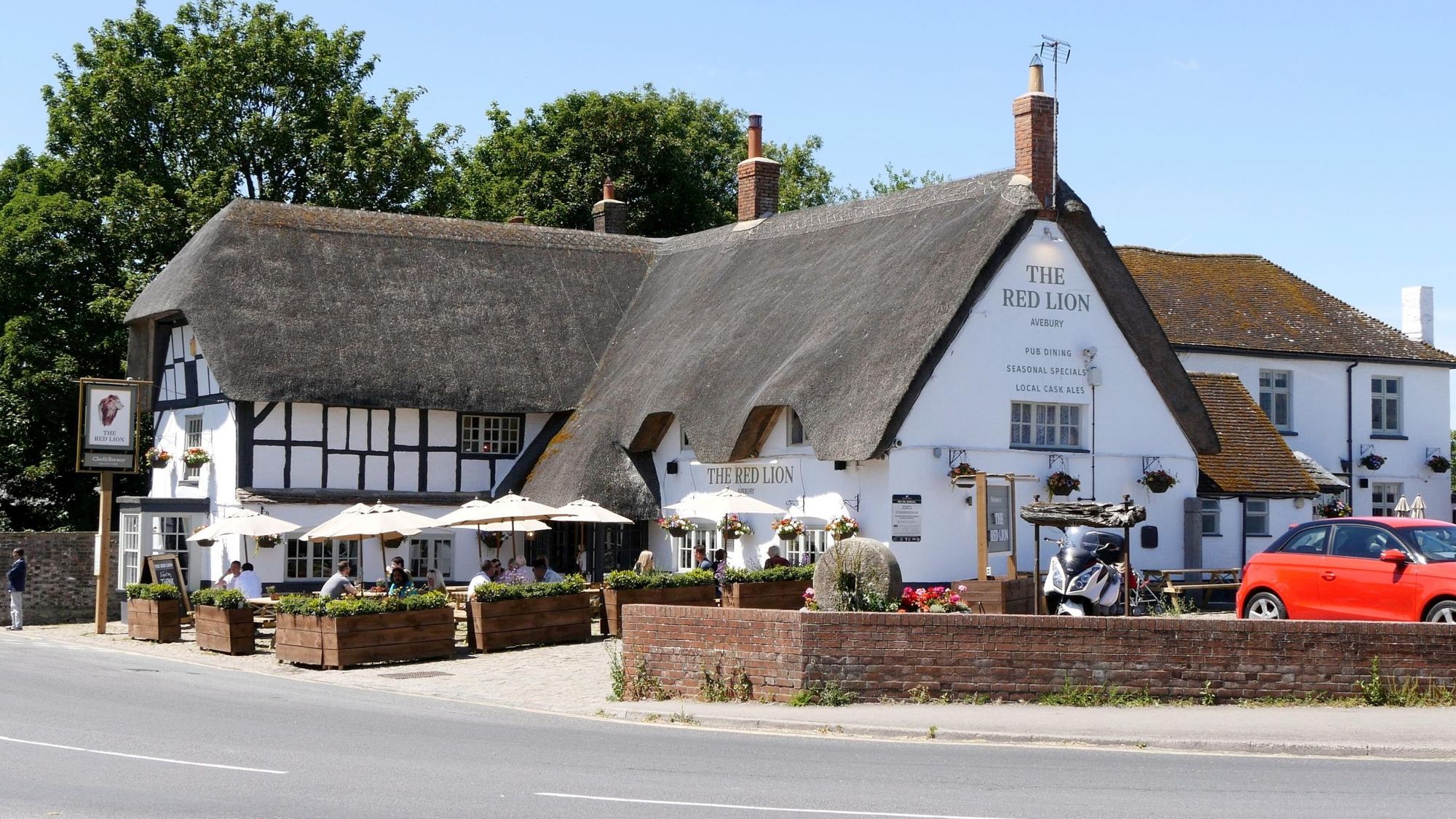 The Red Lion in June 2022. (Pub, External, Sign). Published on 19-06-2022