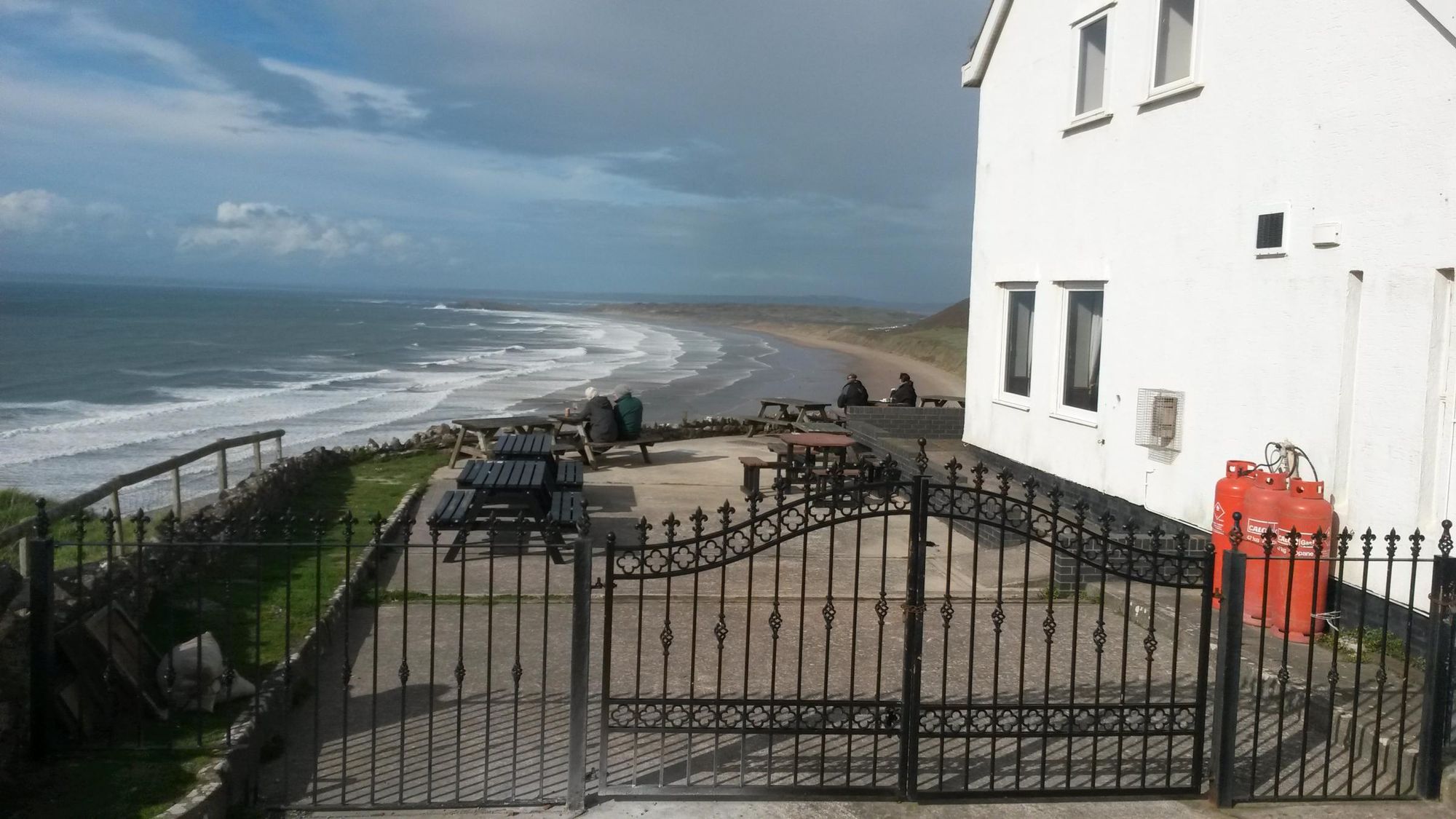 Worms Head Hotel patio overlooking Rhosilli Beach. (Pub, External, Restaurant, Garden). Published on 29-09-2017