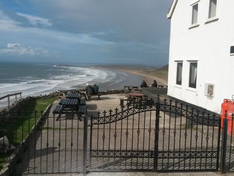 Worms Head Hotel patio overlooking Rhosilli Beach. (Pub, External, Restaurant, Garden). Published on 29-09-2017 