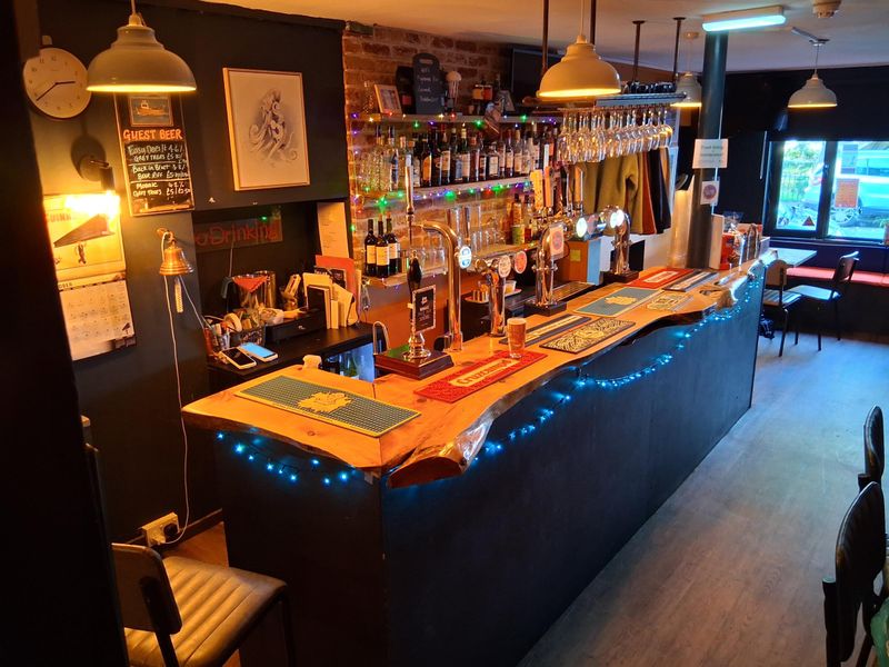 Doghouse Bar, Mumbles. (Pub, Bar). Published on 17-10-2026