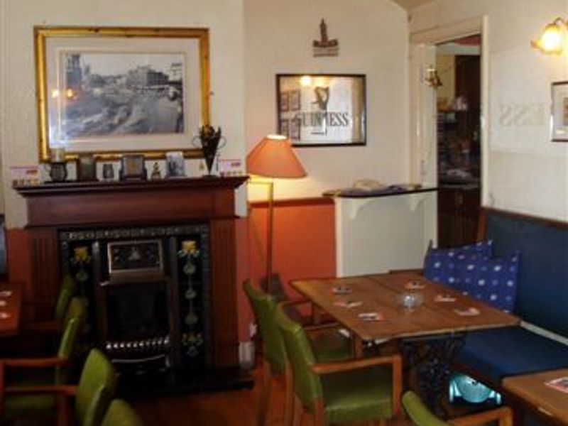 Hand & Heart, Peterborough, 2004, Rear room. (Pub). Published on 15-07-2012 