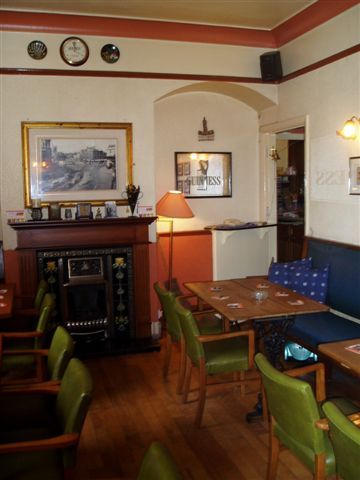Hand & Heart, Peterborough, 2004, Rear room. (Pub). Published on 15-07-2012
