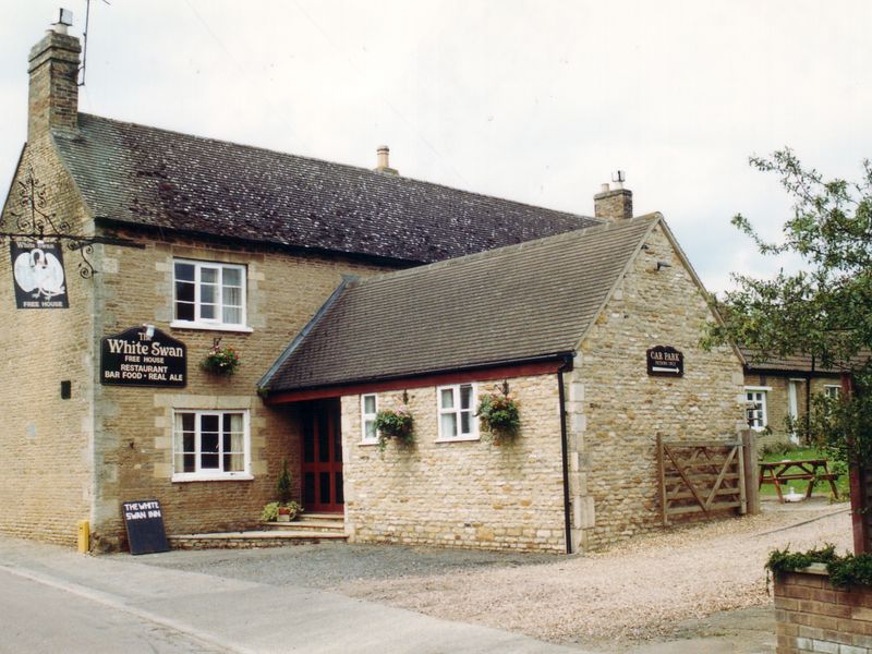 White Swan, Woodnewton, 2000. (Pub). Published on 15-07-2012