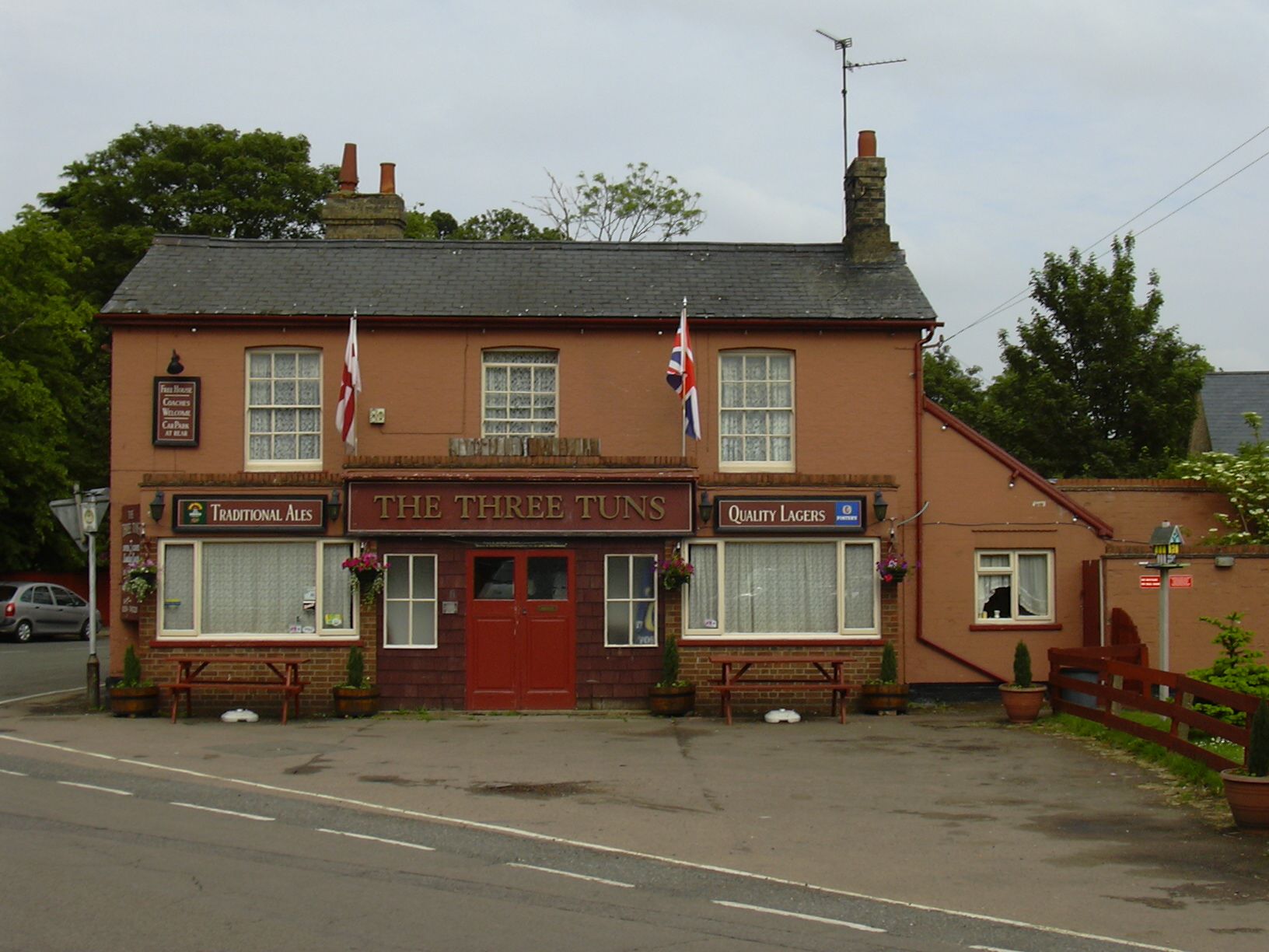 Three Tuns, Doddington, 2003. (Pub, External). Published on 15-11-2014