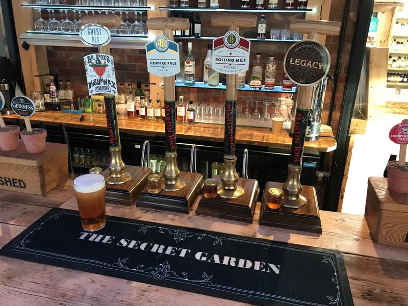 Hand pumps. (Bar). Published on 30-12-2021