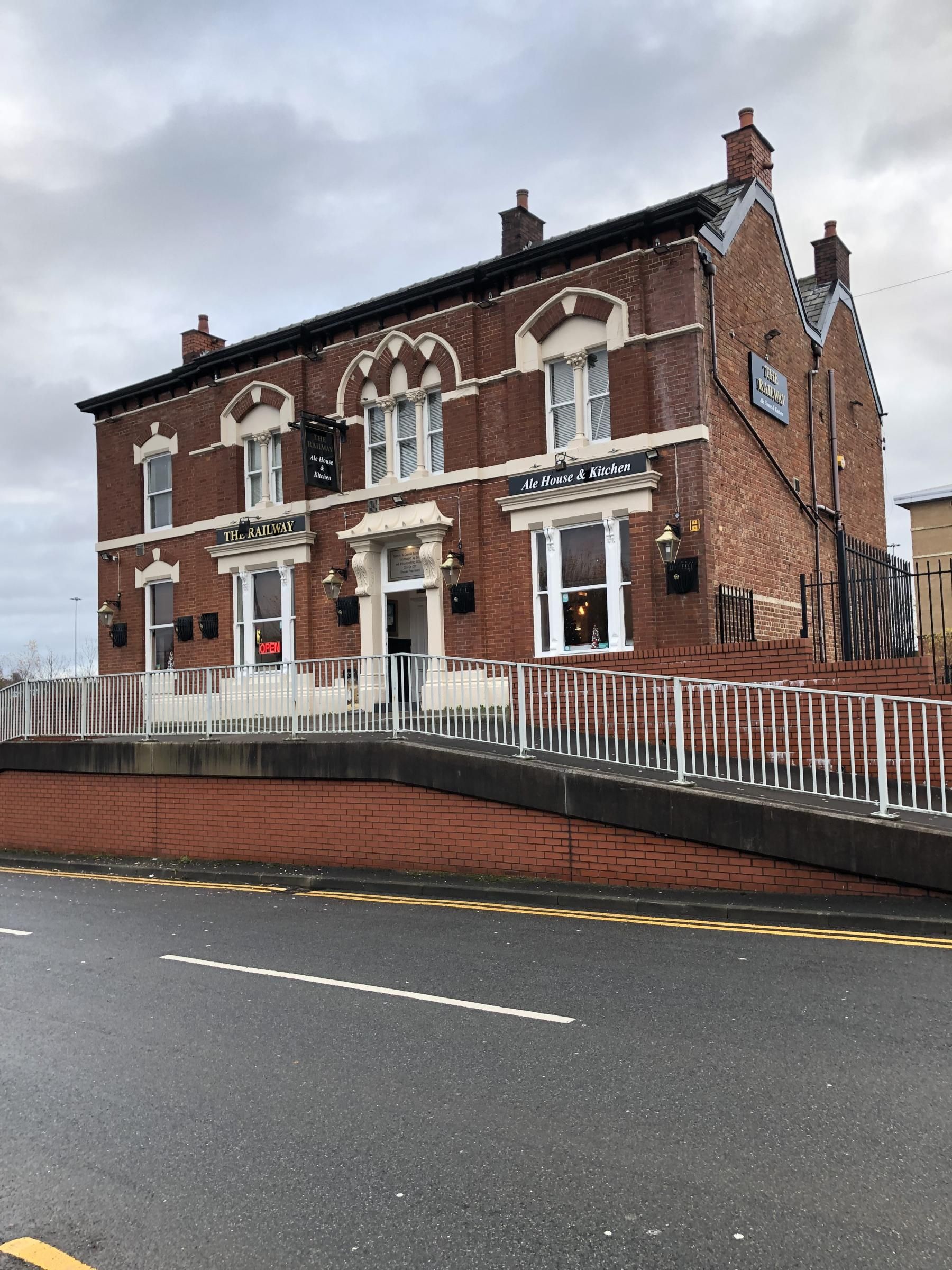 Railway Hotel, Hollinwood - Camra Experience