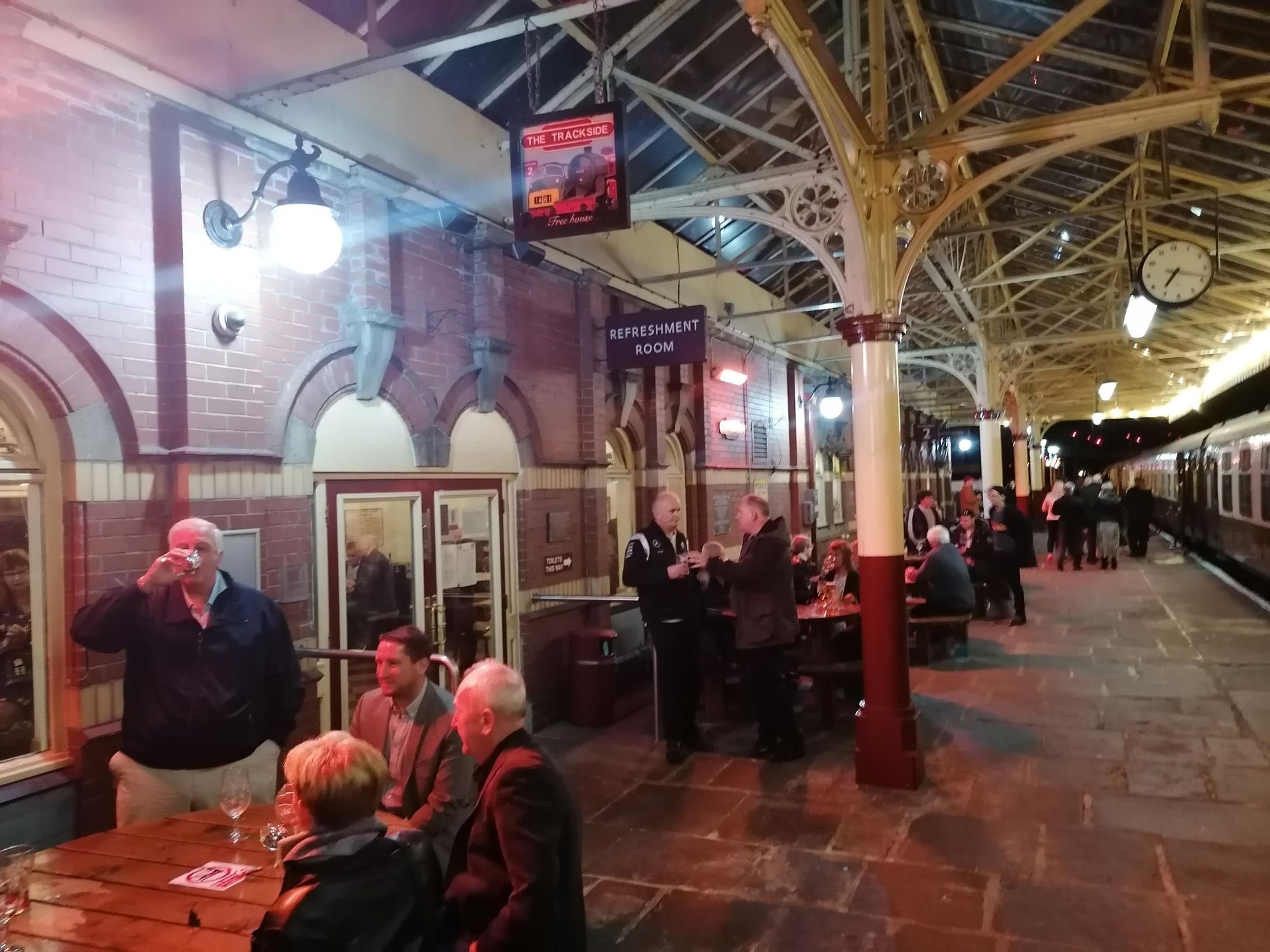 (Pub, External, Sign, Customers). Published on 14-11-2021