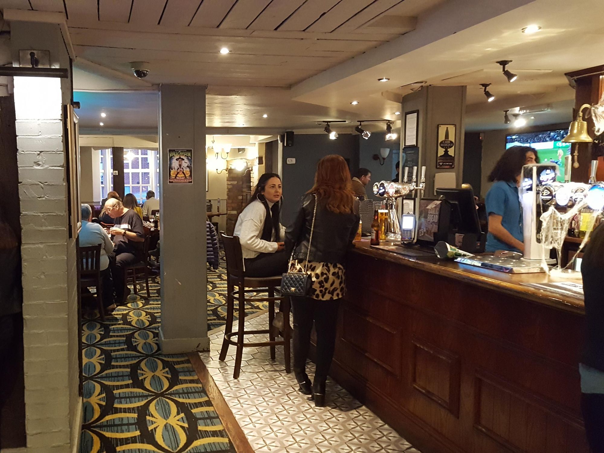 Bar area. (Customers). Published on 20-10-2019