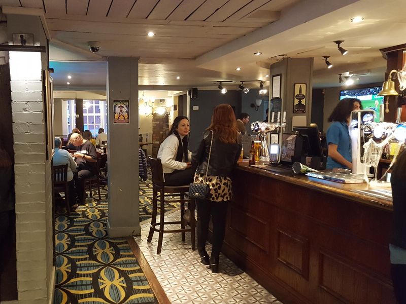 Bar area. (Customers). Published on 20-10-2019 