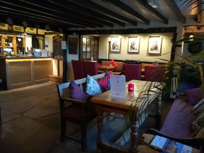 Middle bar. (Pub, Bar). Published on 09-11-2022