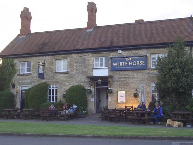 White Horse Empingham. (Pub, External). Published on 19-11-2013