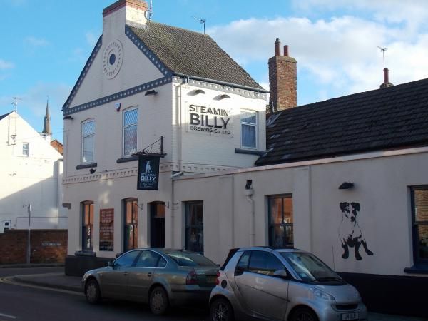 Three Crowns, Uppingham. (Pub, External). Published on 05-01-2014