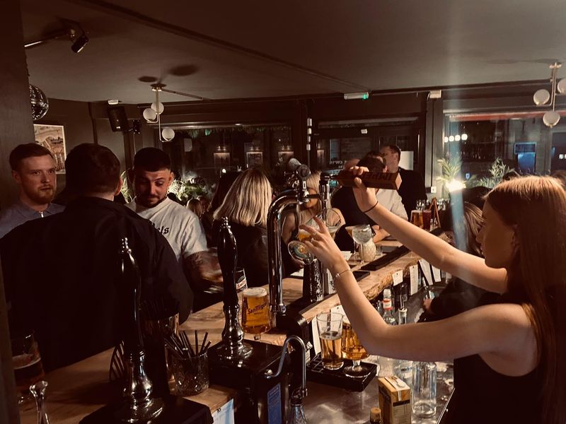 (Pub, Bar). Published on 14-04-2022