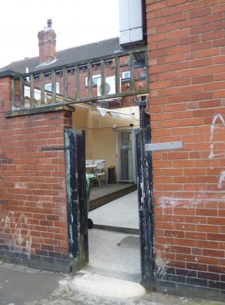 back passage serves as a smoking area. (External, Garden). Published on 23-12-2013