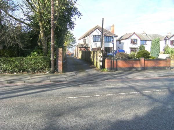 Entrance Driveway. (External). Published on 19-02-2015