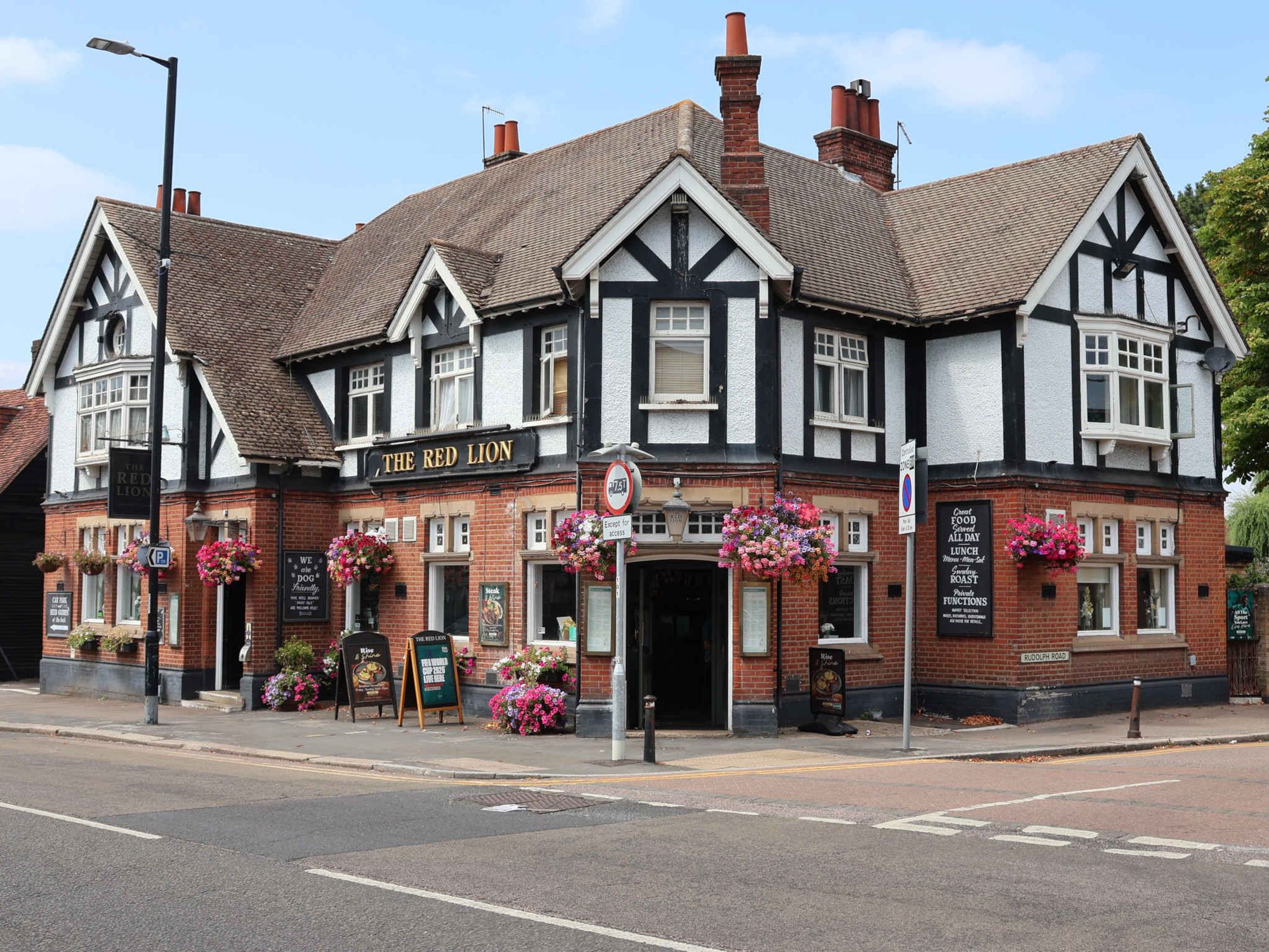 Red Lion Bushey. (Pub, External). Published on 01-01-1970
