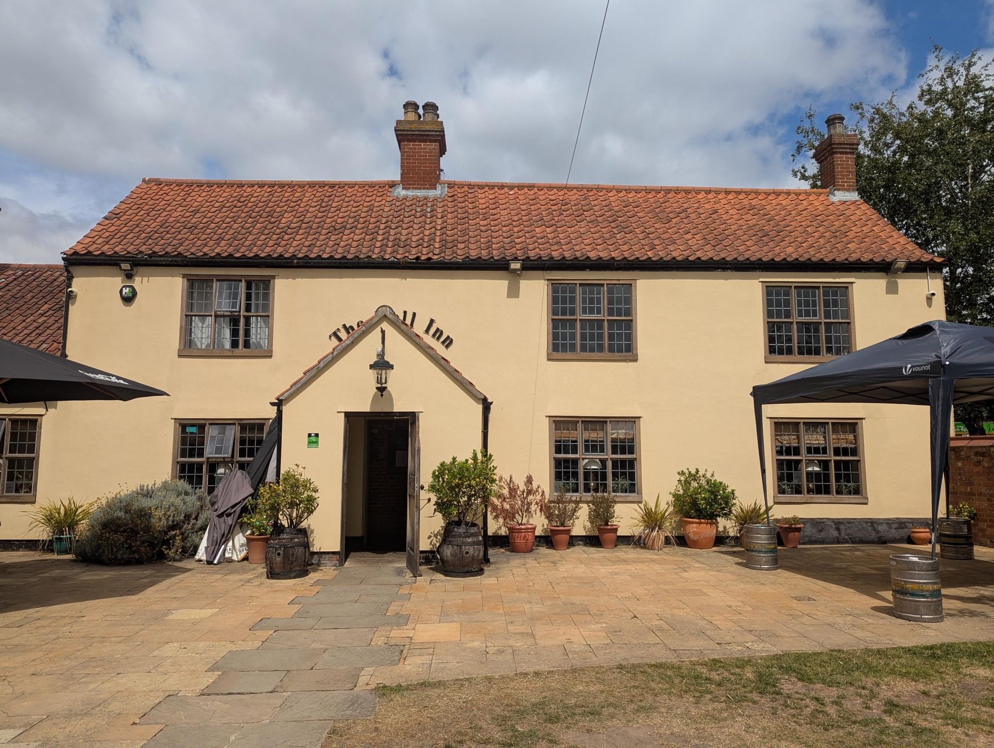 Bell Inn Carlton Colville 050725.jpg. (Pub, External, Key). Published on 06-07-2025