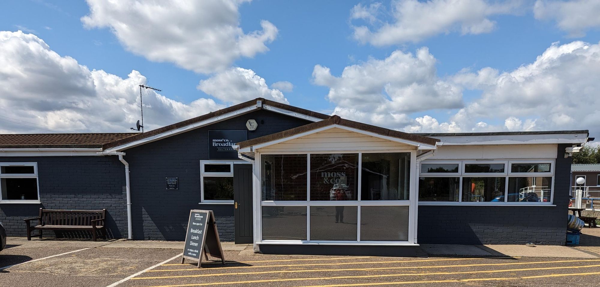 Moss & Co Broadlands front 250723. (Pub, External). Published on 26-07-2023