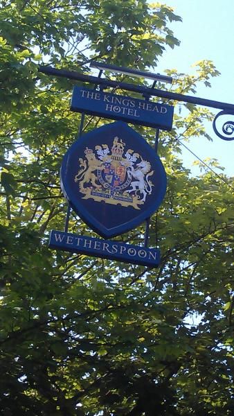 Kings Head Hotel Beccles - sign. (Pub, Sign). Published on 18-05-2014