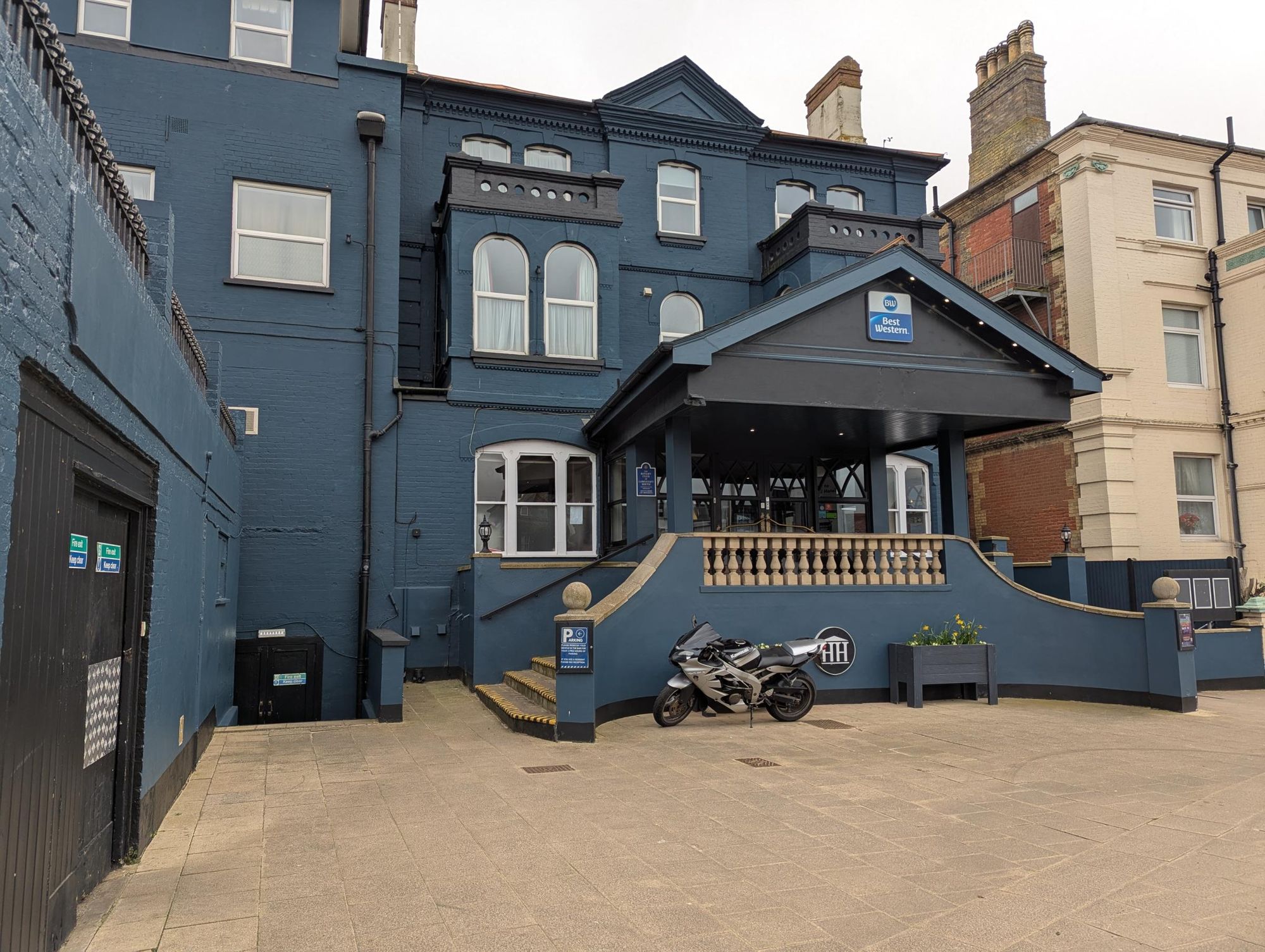 Hatfield Hotel front entrance 130326.jpg. (Pub, External). Published on 13-03-2026