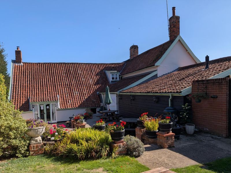 Queens Head Bramfield garden3 250926.jpg. (Pub, External, Garden). Published on 26-09-2026