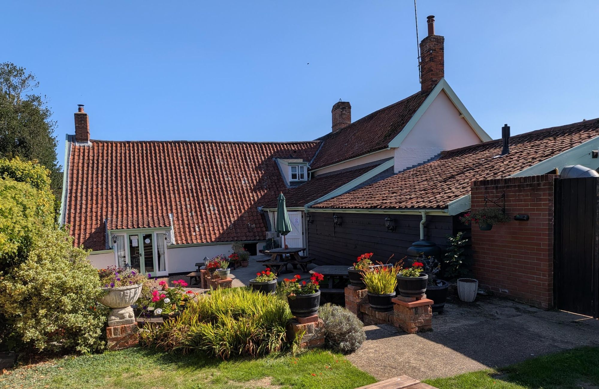Queens Head Bramfield garden3 250926.jpg. (Pub, External, Garden). Published on 26-09-2026