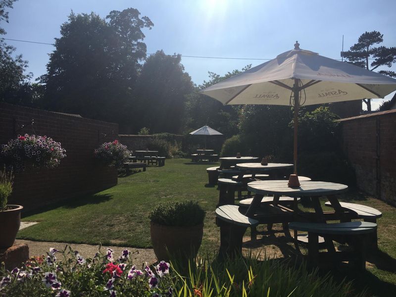 Queens Head Bramfield garden1 030818. (Pub, External, Garden). Published on 05-08-2018