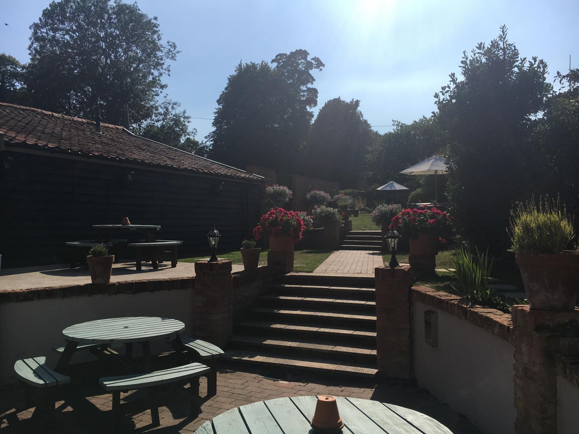 Queens Head Bramfield garden2 030818. (Pub, External, Garden). Published on 05-08-2018