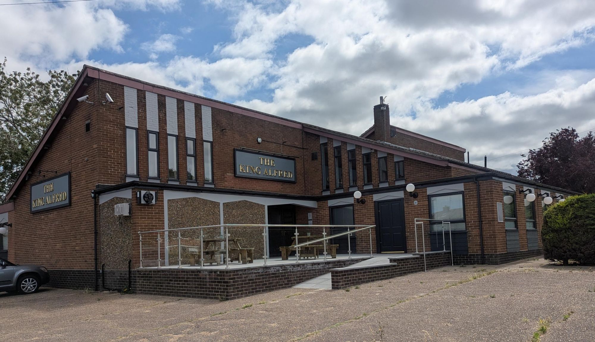 King Alfred Oulton Broad 050625.jpg. (Pub, External, Key). Published on 06-07-2025