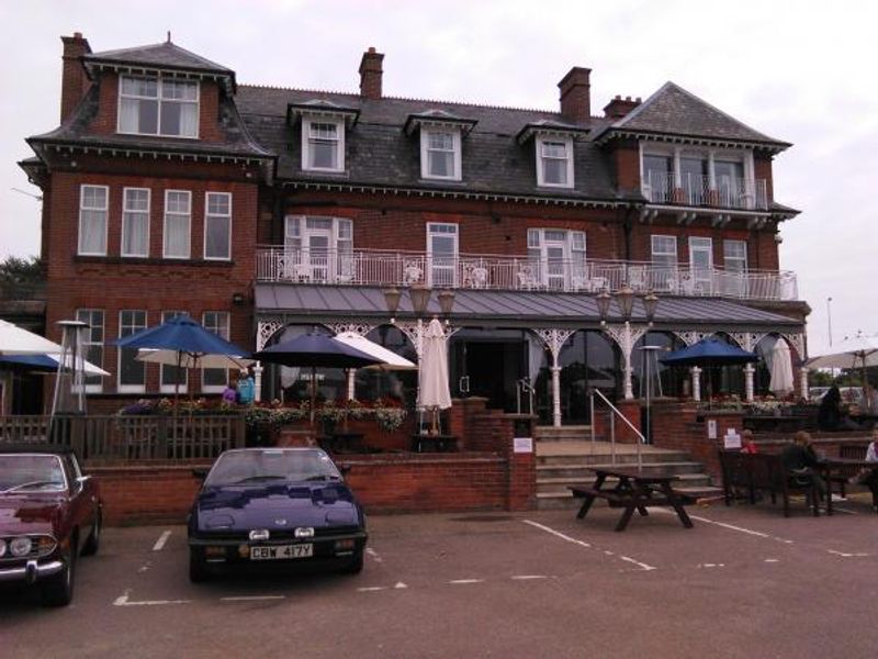 Wherry Inn Oulton Broad - front. (Pub, External). Published on 29-09-2014