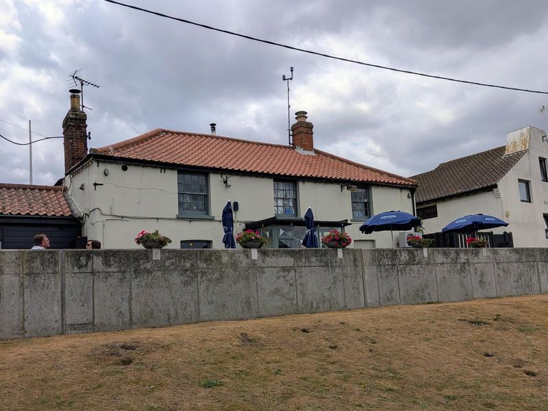 Harbour Inn Southwold rear 220726.jpg. (Pub, External, Garden). Published on 23-07-2026 